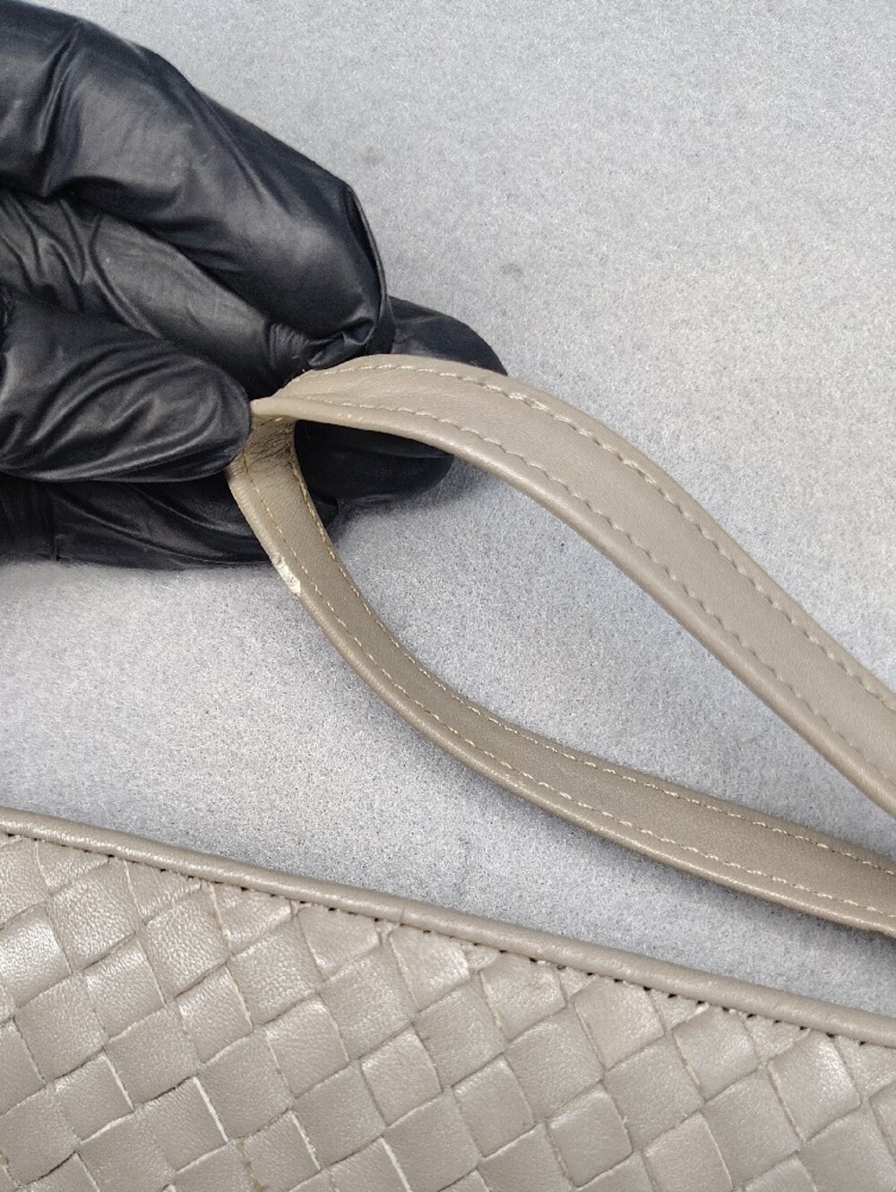 De Numa brand bag features a distinctive woven leather exterior neutral beige - Picture 6 of 10